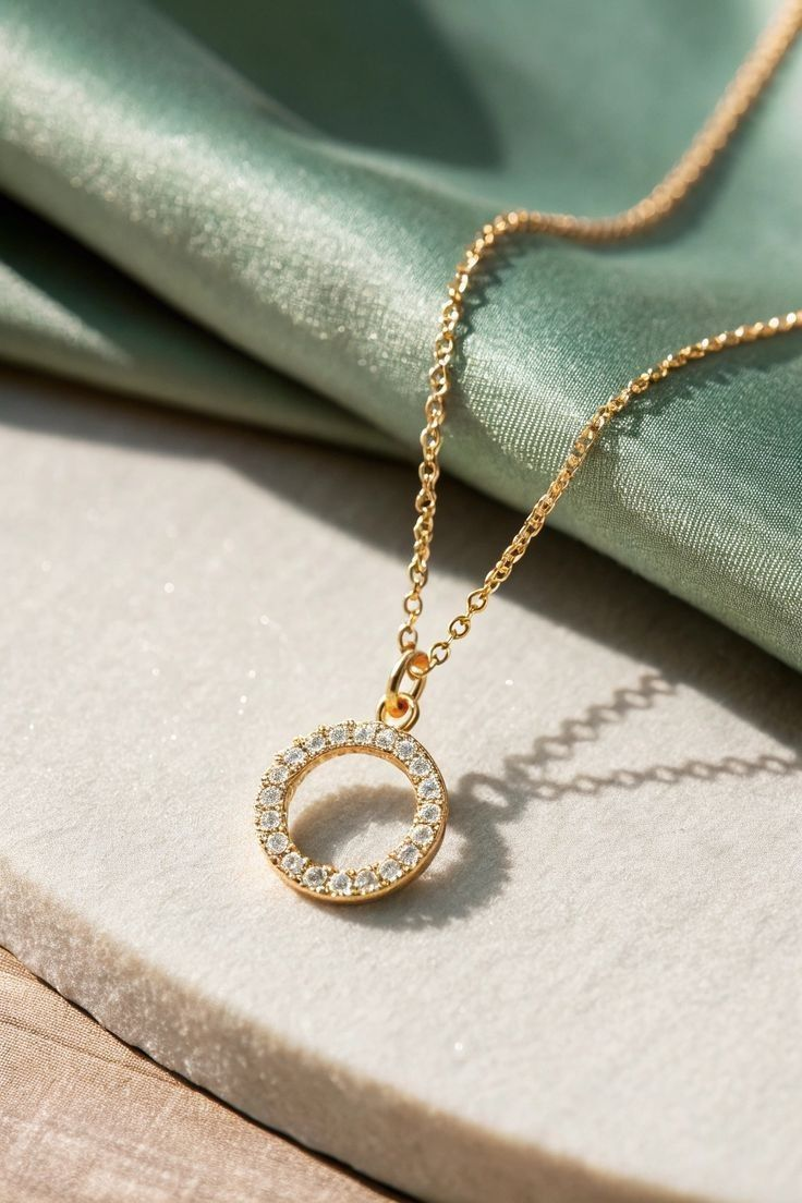 Gold pendant necklace